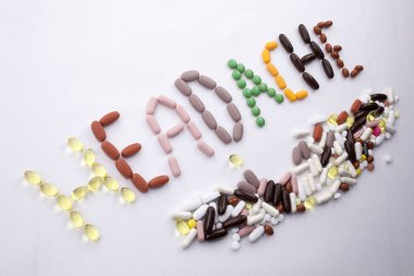 Metin resim yazısı ilham tıbbi bakım kavramı kopya alanı beyaz izole zemin üzerine hap ilaç kapsül word baş ağrısı ile yazılı yazma el