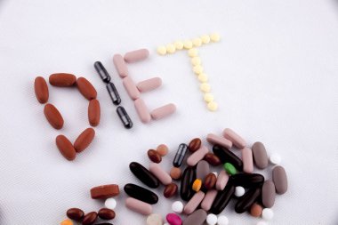 Hap ilaç kapsül word diyet izole beyaz arka plan kopya alanı ile yazılan metin resim yazısı ilham tıbbi bakım kavramı yazma el