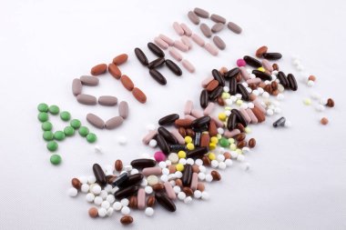 Metin resim yazısı ilham tıbbi bakım sağlık kavramı kopya alanı beyaz izole zemin üzerine hap ilaç kapsül kelime astım ile yazılı yazma el