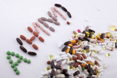 Metin resim yazısı ilham tıbbi bakım sağlık kavramı kopya alanı beyaz izole zemin üzerine hap ilaç kapsül word ah1n1 ile yazılı yazma el