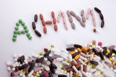 Metin resim yazısı ilham tıbbi bakım sağlık kavramı kopya alanı beyaz izole zemin üzerine hap ilaç kapsül word anoreksiya ile yazılı yazma el