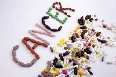 Kavramsal el ile hap ilaç kapsül word kanser izole beyaz arka plan kopya alanı ile yazılı metin resim yazısı ilham tıbbi bakım sağlık kavramı yazma