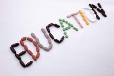 Kavramsal el yazma metin resim yazısı ilham tıbbi bakım sağlık kavramı kopya alanı beyaz izole zemin üzerine hap ilaç kapsül word eğitim ile yazılı