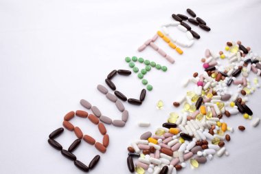 Kavramsal el yazma metin resim yazısı ilham tıbbi bakım sağlık kavramı kopya alanı beyaz izole zemin üzerine hap ilaç kapsül word eğitim ile yazılı