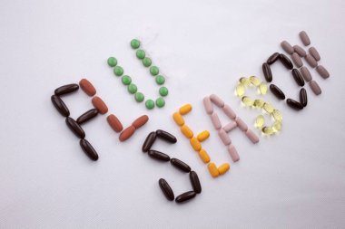 Kavramsal el yazma metin resim yazısı ilham tıbbi bakım sağlık kavramı kopya alanı beyaz izole zemin üzerine hap ilaç kapsül word grip sezonu ile yazılı