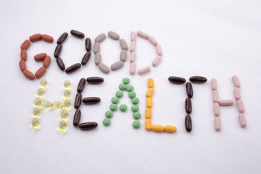 Kavramsal el ile hap ilaç kapsül word GDO sezon beyaz izole arka plan kopya alanı ile yazılı metin resim yazısı ilham tıbbi bakım sağlık kavramı yazma