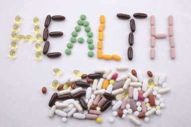 Kavramsal el ile hap ilaç kapsül word sağlık sezon beyaz izole arka plan kopya alanı ile yazılı metin resim yazısı ilham tıbbi bakım sağlık kavramı yazma