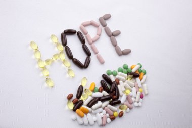 Kavramsal el ile hap ilaç kapsül word umut sezon alanı olan beyaz izole arka planda yazılı metin resim yazısı ilham tıbbi bakım sağlık kavramı yazma