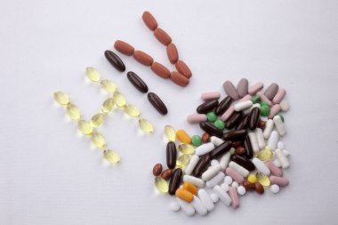 Kavramsal el ile hap ilaç kapsül word HIV sezon beyaz izole arka plan kopya alanı ile yazılı metin resim yazısı ilham tıbbi bakım sağlık kavramı yazma