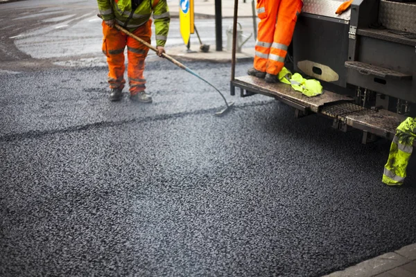 Lavori stradali sulla strada nuovo asfalto con lavoratore — Foto Stock