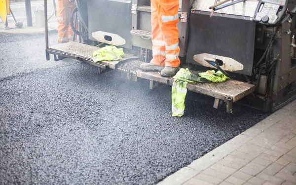 Un chantier sur la rue nouvel asphalte avec travailleur — Photo