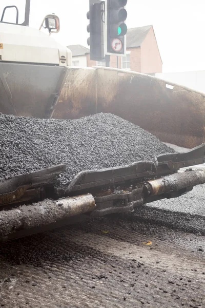 A roadworks on the street new asphalt with worker — Stock Photo, Image