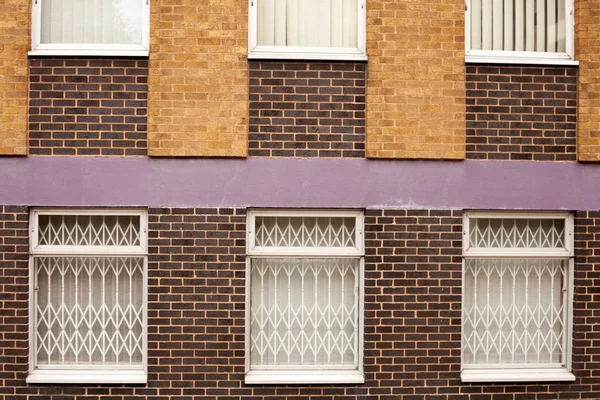 Alte rote Backsteinmauer mit Fenstern in Wolverhampton — Stockfoto