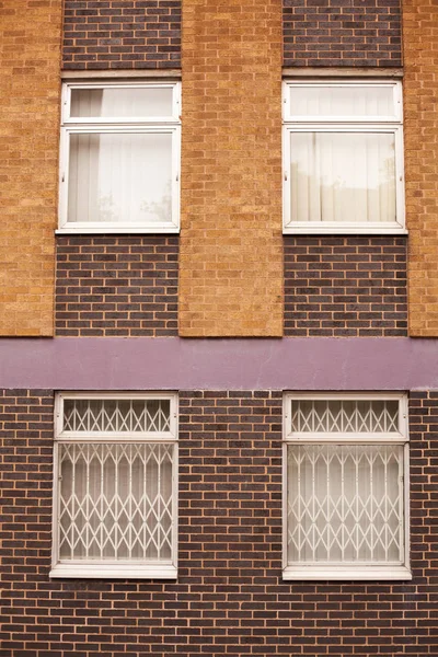 Alte rote Backsteinmauer mit Fenstern in Wolverhampton — Stockfoto