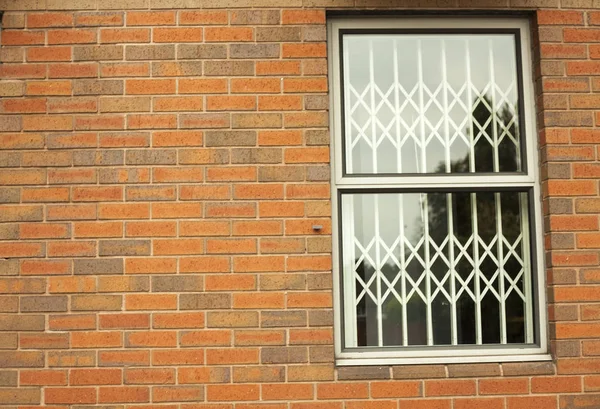 Vieux mur de briques rouges avec fenêtres à Wolverhampton — Photo