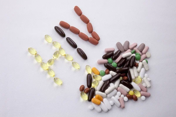 Медицинская помощь концепция, написанная с таблетками капсульное слово ВИЧ сезон на белом изолированном фоне с копировальным пространством — стоковое фото