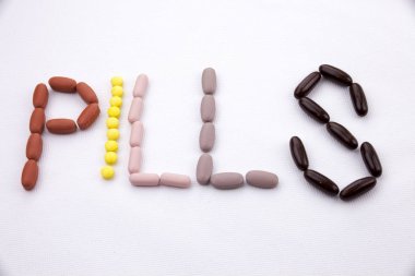 Kavramsal el ile hap ilaç kapsül word hapları sezon beyaz izole arka plan kopya alanı ile yazılı metin resim yazısı ilham tıbbi bakım sağlık kavramı yazma