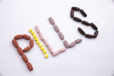 Kavramsal el ile hap ilaç kapsül word hapları sezon beyaz izole arka plan kopya alanı ile yazılı metin resim yazısı ilham tıbbi bakım sağlık kavramı yazma