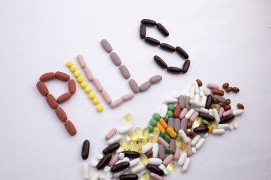 Kavramsal el ile hap ilaç kapsül word hapları sezon beyaz izole arka plan kopya alanı ile yazılı metin resim yazısı ilham tıbbi bakım sağlık kavramı yazma