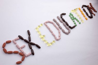 Kavramsal el yazma metin resim yazısı ilham tıbbi bakım sağlık kavramı kopya alanı beyaz izole zemin üzerine hap ilaç kapsül word seks eğitim sezonu ile yazılı