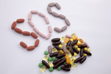 Kavramsal el ile hap ilaç kapsül word Sos sezon beyaz izole arka plan kopya alanı ile yazılı metin resim yazısı ilham tıbbi bakım sağlık kavramı yazma