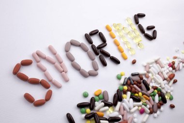 Kavramsal el ile hap ilaç kapsül word Snorign sezon beyaz izole arka plan kopya alanı ile yazılı metin resim yazısı ilham tıbbi bakım sağlık kavramı yazma