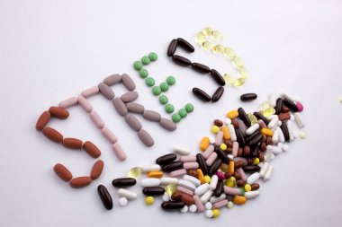 Kavramsal el ile hap ilaç kapsül word stres sezon beyaz izole arka plan kopya alanı ile yazılı metin resim yazısı ilham tıbbi bakım sağlık kavramı yazma