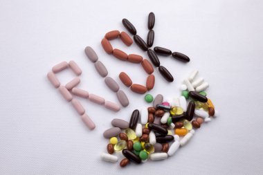 Kavramsal el ile hap ilaç kapsül word Risk izole beyaz arka plan kopya alanı ile yazılı metin resim yazısı ilham tıbbi bakım sağlık kavramı yazma