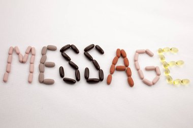 Kavramsal el ile hap ilaç kapsül word ileti izole beyaz arka plan kopya alanı ile yazılı metin resim yazısı ilham tıbbi bakım sağlık kavramı yazma