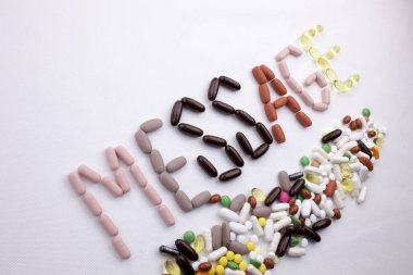 Kavramsal el ile hap ilaç kapsül word ileti izole beyaz arka plan kopya alanı ile yazılı metin resim yazısı ilham tıbbi bakım sağlık kavramı yazma