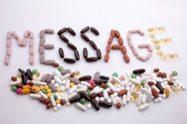 Kavramsal el ile hap ilaç kapsül word ileti izole beyaz arka plan kopya alanı ile yazılı metin resim yazısı ilham tıbbi bakım sağlık kavramı yazma