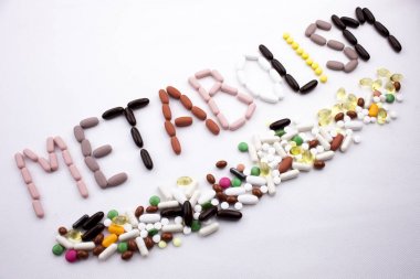 Kavramsal el ile hap ilaç kapsül word metabolizma izole beyaz arka plan kopya alanı ile yazılı metin resim yazısı ilham tıbbi bakım sağlık kavramı yazma