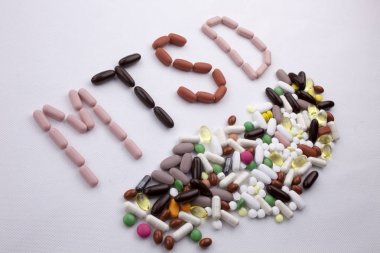 Kavramsal el ile hap ilaç kapsül word Mtsd izole beyaz arka plan kopya alanı ile yazılı metin resim yazısı ilham tıbbi bakım sağlık kavramı yazma