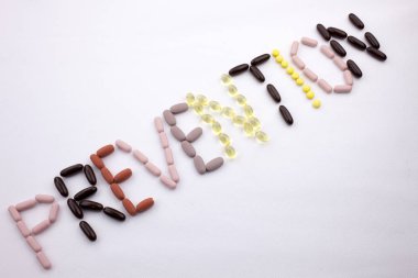 Kavramsal el yazma metin resim yazısı ilham tıbbi bakım sağlık kavramı kopya alanı beyaz izole zemin üzerine hap ilaç kapsül word önleme ile yazılı