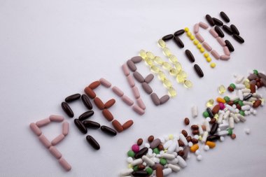 Kavramsal el yazma metin resim yazısı ilham tıbbi bakım sağlık kavramı kopya alanı beyaz izole zemin üzerine hap ilaç kapsül word önleme ile yazılı