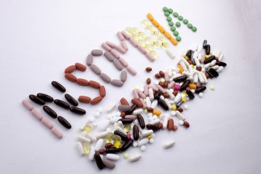 Kavramsal el ile hap ilaç kapsül word uykusuzluk izole beyaz arka plan kopya alanı ile yazılı metin resim yazısı ilham tıbbi bakım sağlık kavramı yazma