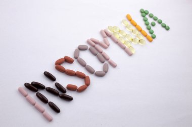 Kavramsal el ile hap ilaç kapsül word uykusuzluk izole beyaz arka plan kopya alanı ile yazılı metin resim yazısı ilham tıbbi bakım sağlık kavramı yazma