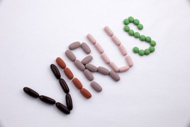 Kavramsal el ile hap ilaç kapsül word virüs izole beyaz arka plan kopya alanı ile yazılı metin resim yazısı ilham tıbbi bakım sağlık kavramı yazma