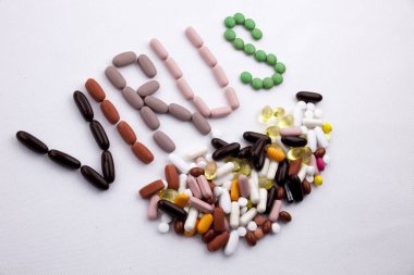 Kavramsal el ile hap ilaç kapsül word virüs izole beyaz arka plan kopya alanı ile yazılı metin resim yazısı ilham tıbbi bakım sağlık kavramı yazma