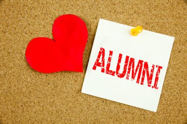 Kavramsal el mezunlar eski öğrencileri kavramı kutlama eğitim biten ve yapışkan not, hatırlatma mantar arka plan kopya alanı ile yazılı aşk için gösterilen metin resim yazısı ilham yazma