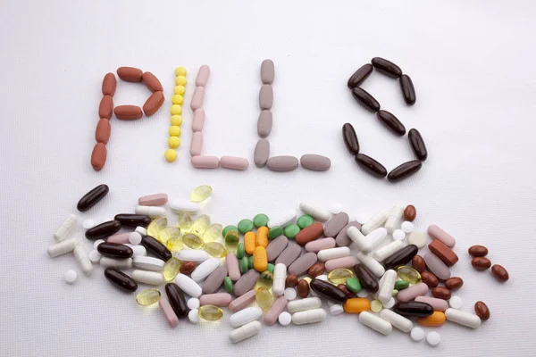 Kavramsal el ile hap ilaç kapsül word hapları sezon beyaz izole arka plan kopya alanı ile yazılı metin resim yazısı ilham tıbbi bakım sağlık kavramı yazma