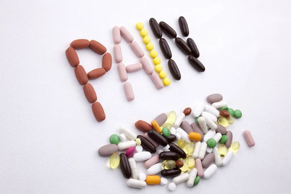 Kavramsal el ile hap ilaç kapsül word ağrı sezon beyaz izole arka plan kopya alanı ile yazılı metin resim yazısı ilham tıbbi bakım sağlık kavramı yazma