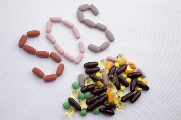 Kavramsal el ile hap ilaç kapsül word Sos sezon beyaz izole arka plan kopya alanı ile yazılı metin resim yazısı ilham tıbbi bakım sağlık kavramı yazma