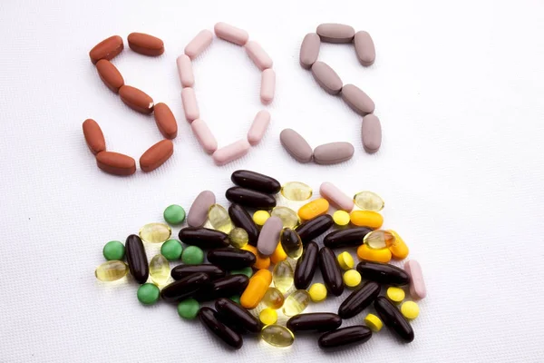 Kavramsal el ile hap ilaç kapsül word Sos sezon beyaz izole arka plan kopya alanı ile yazılı metin resim yazısı ilham tıbbi bakım sağlık kavramı yazma