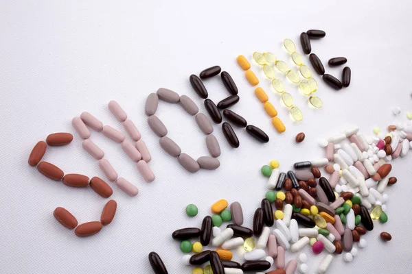 Kavramsal el ile hap ilaç kapsül word Snorign sezon beyaz izole arka plan kopya alanı ile yazılı metin resim yazısı ilham tıbbi bakım sağlık kavramı yazma