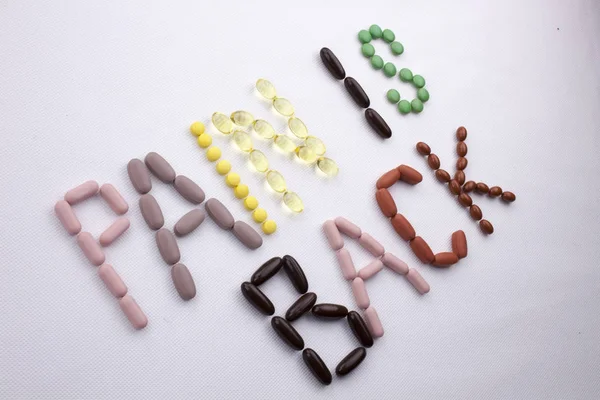 Kavramsal el yazma metin resim yazısı ilham tıbbi bakım sağlık kavramı kopya alanı beyaz izole zemin üzerine hap ilaç kapsül word ağrı geri sezon ile yazılı