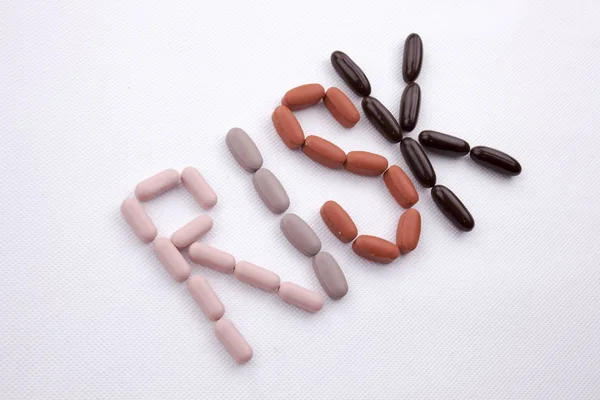 Kavramsal el ile hap ilaç kapsül word Risk izole beyaz arka plan kopya alanı ile yazılı metin resim yazısı ilham tıbbi bakım sağlık kavramı yazma