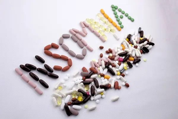 Kavramsal el ile hap ilaç kapsül word uykusuzluk izole beyaz arka plan kopya alanı ile yazılı metin resim yazısı ilham tıbbi bakım sağlık kavramı yazma