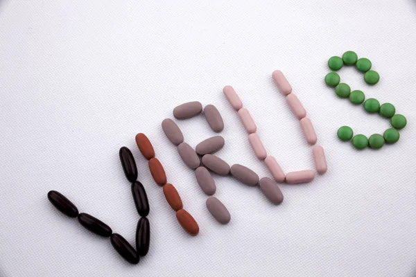 Kavramsal el ile hap ilaç kapsül word virüs izole beyaz arka plan kopya alanı ile yazılı metin resim yazısı ilham tıbbi bakım sağlık kavramı yazma