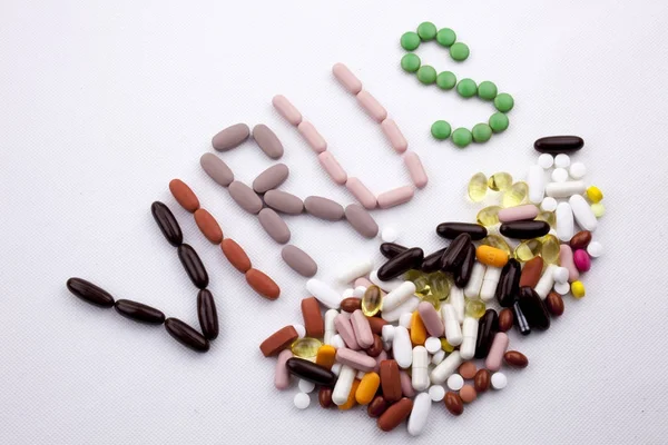 Kavramsal el ile hap ilaç kapsül word virüs izole beyaz arka plan kopya alanı ile yazılı metin resim yazısı ilham tıbbi bakım sağlık kavramı yazma